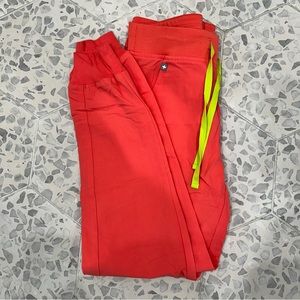 Figs jogger scrub pants in XS